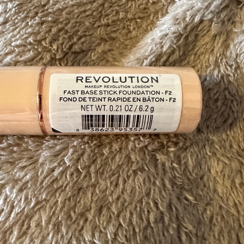 NIP Makeup Revolution Fast Base Foundation Stick in shade F2